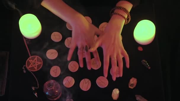 Střední pohled shora záběr čarodějnických rukou štěstí hláskování nad runami — Stock video
