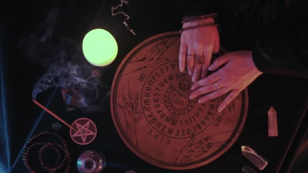 Μεσαία βολή του Witchcraft Ouija επιτραπέζιο παιχνίδι πνεύμα — Αρχείο Βίντεο