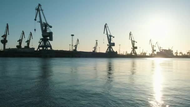 Plný záběr na mořský přístav za slunečného dne — Stock video