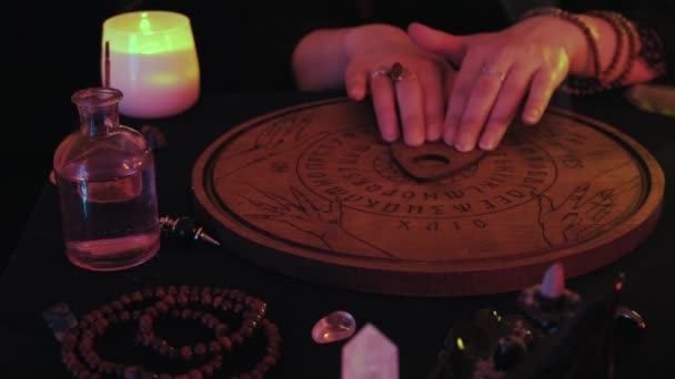 Primer plano de las manos brujas en WitchCraft Ouija Junta Espíritu Juego — Vídeos de Stock