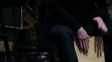Davulcunun davul fırçasıyla Cajon 'da canlı müzik çalarken yakın plan çekimi