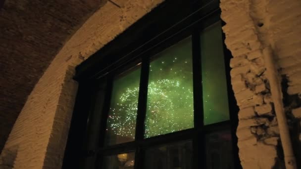 Długi strzał fajerwerków wybuchających nad centrum Nowego Jorku przez okno w nocy — Wideo stockowe