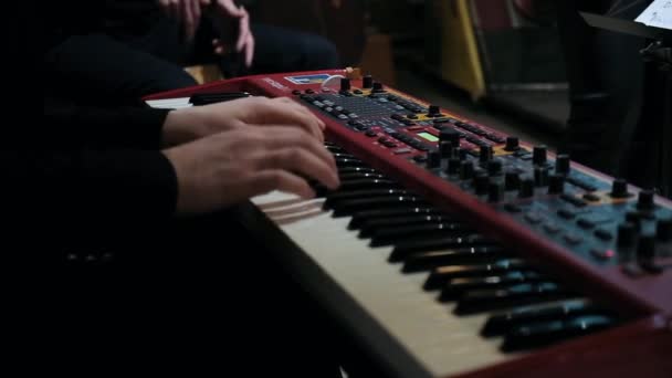 Närbild skott av pianist händer spelar live på synth — Stockvideo