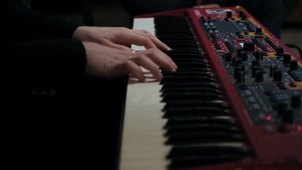 Närbild skott av pianist händer spelar live på synth — Stockvideo