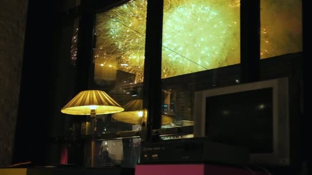Lange Aufnahme von Feuerwerkskörpern, die nachts über der Innenstadt von New York explodieren — Stockvideo