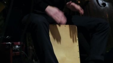 Davulcunun davul fırçasıyla Cajon 'da canlı müzik çalarken yakın plan çekimi