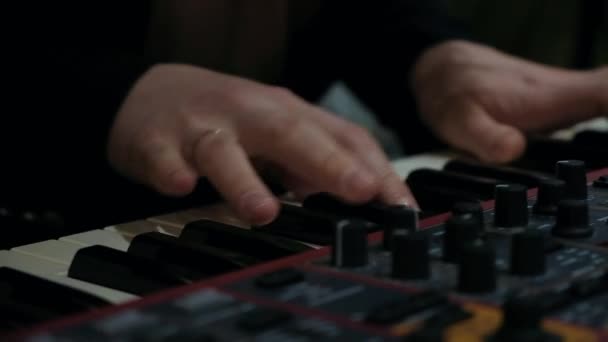 Close-up shot van pianist spelen op synth live muziek op cajon met drum borstels — Stockvideo