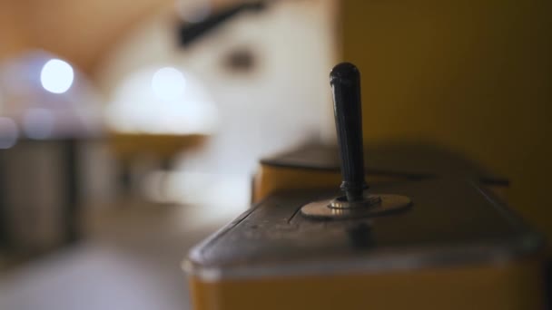 Feche o tiro de maçaneta de uma alavanca de máquina de fenda — Vídeo de Stock