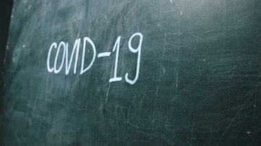 COVID-19 karatahta yazısıyla orta boy vuruş.