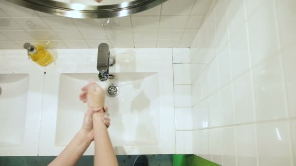 Vista dall'alto della donna che si lava le mani con attenzione dopo il ritorno dalle strade — Video Stock