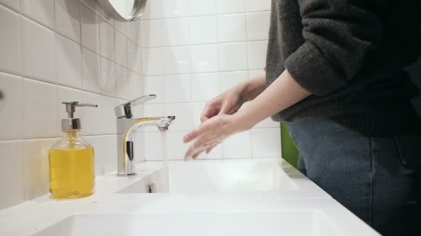 Осторожно закрывайте женщину, мывшую руки после возвращения с улицы — стоковое видео
