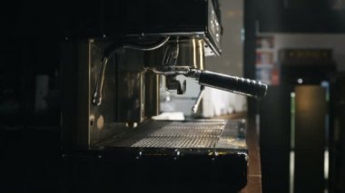 Kahve makinesinin su fıskiyesinin altında el yıkama tutacağı.