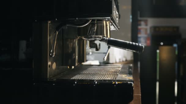 Mittlere Nahaufnahme des Händewaschhalters unter dem Wasserstrahl der Kaffeemaschine — Stockvideo