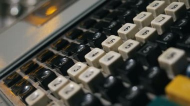 Klasik para kutusunda numara çeviren parmaklar aşırı yakın plan