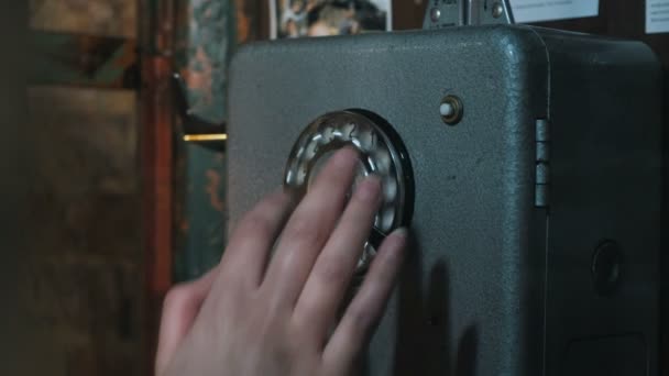 Close-up van de hand nemen van de handset en bel het nummer in de telefooncel — Stockvideo