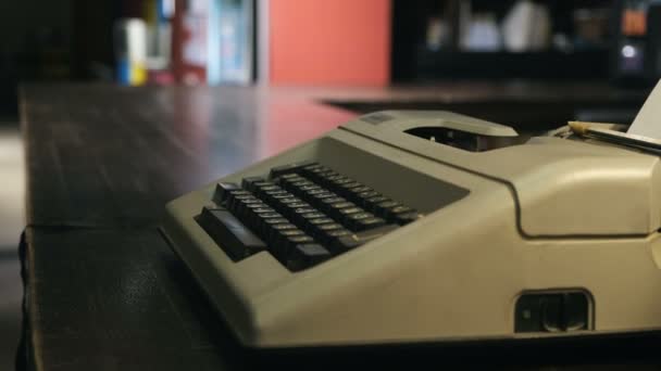 Gros plan de femme écrit une histoire sur une vieille machine à écrire vintage 