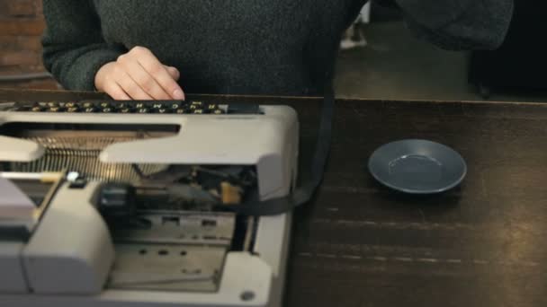 Medium close-up shot van vrouw schrijft een verhaal over oude vintage typemachine — Stockvideo