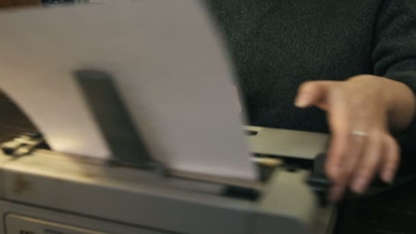 Медиум крупным планом снимок женщины пишет историю на старой винтажной пишущей машинке — стоковое видео