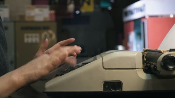 Крупный план женщины пишет историю о старой винтажной пишущей машинке — стоковое видео