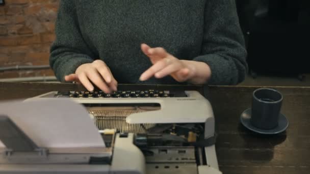 Mediano primer plano de la mujer escribe una historia sobre la vieja máquina de escribir vintage — Vídeos de Stock