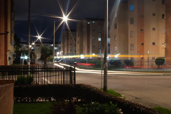 Bogot, Kolombiya 'da bir gece. Uzun pozlama görüntüsü. 
