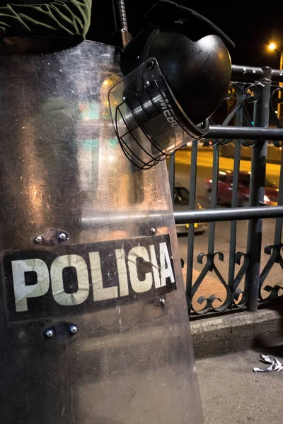 Escudo Casco Policía Antidisturbios Por Noche Bogotá Colombia Con Autos — Foto de Stock