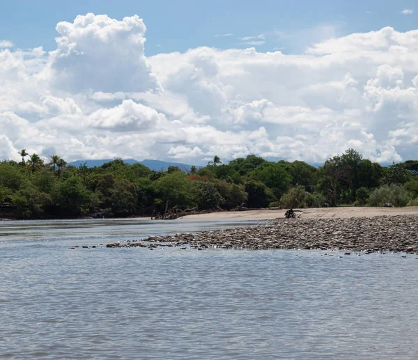 Fiume Magdalena Nella Giornata Sole Con Pietre Banchi Sabbia Alberi — Foto Stock