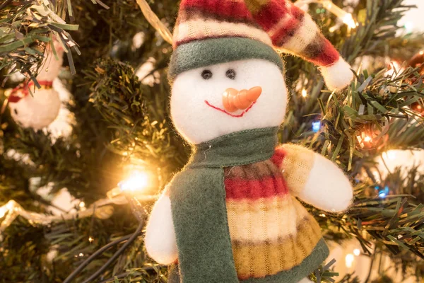 Bonhomme Neige Souriant Sur Arbre Noël Avec Bonnet Laine Verte — Photo