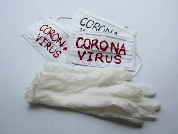 赤いコロナウイルスの碑文と白い黒地の上に滅菌手袋でマスクに直面するまで閉じています Covid 2019要素 — ストック写真