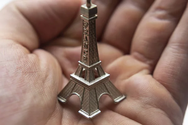 Macro Photographie Mini Tour Eiffel Dans Une Paume Main Idéal — Photo