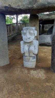 Kolombiya San Agustin arkeoloji parkındaki bir maymunun Antropo-zoomorfik heykeline sahip antik bir dolmen. Antik kolomb öncesi kültür. 