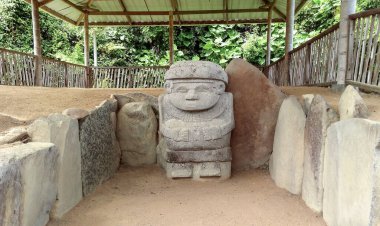 San Agustin arkeoloji parkındaki bir dolmen mezarına erkek şeklinde antik bir heykel. Antik kolomb öncesi kültür. 