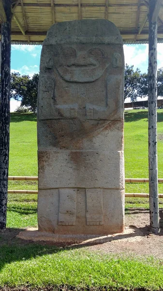 在哥伦比亚的圣奥古斯丁考古公园里 一个古老的女雕塑 拉奥卡纳 古老的专栏作家文化 — 图库照片
