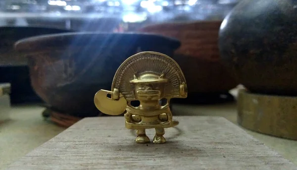 Ένα Αρχαίο Μικρό Χρυσό Ειδώλιο Ενός Σαμάνου Ιερέα Στο Αρχαιολογικό — Φωτογραφία Αρχείου