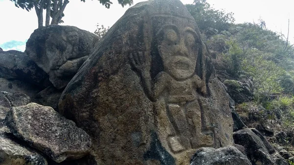 被称为 Chaquira 的古代石碑的壁龛 在哥伦比亚的圣奥古斯丁考古公园 一个长着巨大眼睛的人 古老的专栏作家文化 — 图库照片