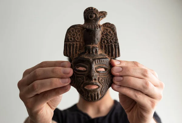 Uomo Che Tiene Mano Antica Maschera Ceramica Pre Columbus Basata — Foto Stock
