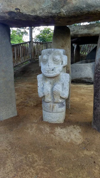 在哥伦比亚圣奥古斯丁考古公园 一个有着人形人形猴雕塑的古代洋娃娃 古老的专栏作家文化 — 图库照片