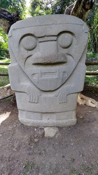 Starobylá Antropo Zoomorfní Socha Trojúhelníkovou Tváří Opičími Rysy Kolumbijském Archeologickém — Stock fotografie