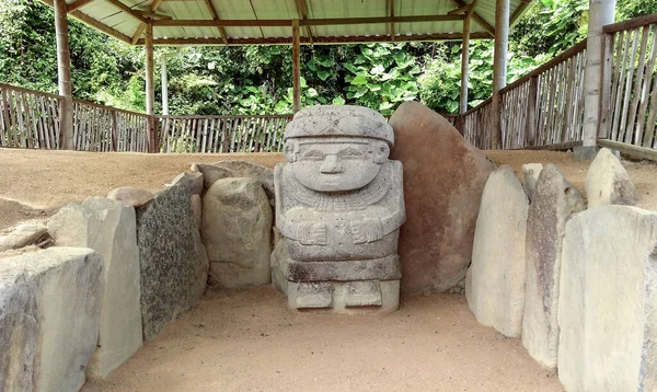 Uma Escultura Antiga Com Uma Forma Masculina Túmulo Dolmen Parque — Fotografia de Stock