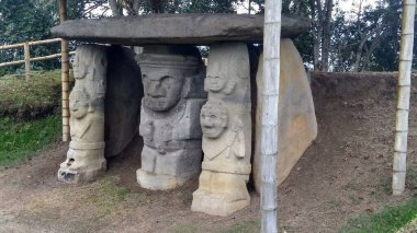 Kolombiya 'nın San Agustin arkeoloji parkında dişlek, koka yaprağı ve savaşçıları olan antik bir dolmen heykeli. Antik kolomb öncesi kültür. 