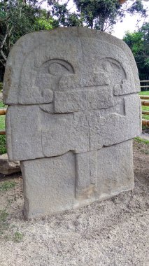 Kolombiya San Agustin arkeoloji parkında asası olan tamamlanmamış antik bir insan heykeli. Antik kolomb öncesi kültür. 