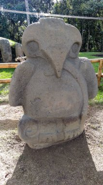 Kolombiya San Agustin arkeoloji parkında bacaklarında yılan olan eski bir kartal heykeli. Antik kolomb öncesi kültür. 