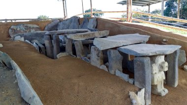 Antik bir taş mezar. San Agustin arkeoloji parkında volkanik kayalarla oluşmuş tek taş mezar. Antik kolomb öncesi kültür. 