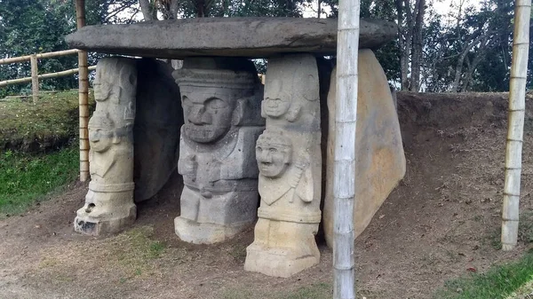 Een Oude Dolmen Van Een Antropo Zoomorfe Sculptuur Met Slagtanden — Stockfoto