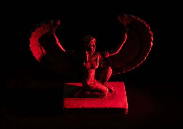 Proche Isis Vieille Figurine Femelle Dieu Égyptien Ailé Mini Iluminé — Photo