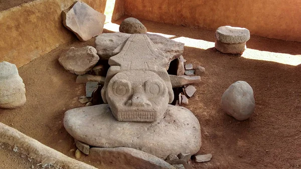 Uma Antiga Escultura Crocodilo Sobre Uma Lápide Dolmen Parque Arqueológico — Fotografia de Stock