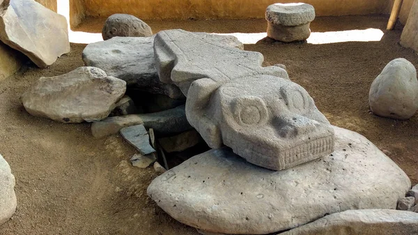 Uma Antiga Escultura Crocodilo Sobre Uma Lápide Dolmen Parque Arqueológico — Fotografia de Stock