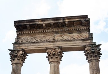 Üç eski sütuna yakın bir Cementery 'ye