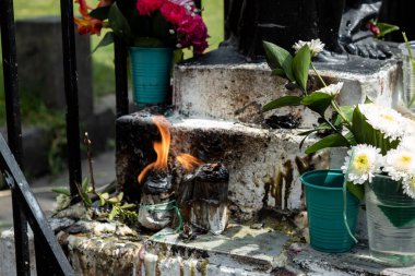 Çiçekler ve adaklar Latin Amrica 'da bir mezarlığa bırakıldı..