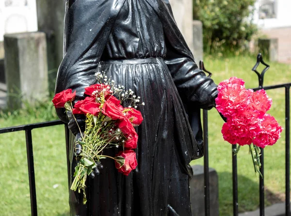 Closed Black Virgin Statue Hands Cemetery Red Roses Red Flowers — Stock Photo, Image